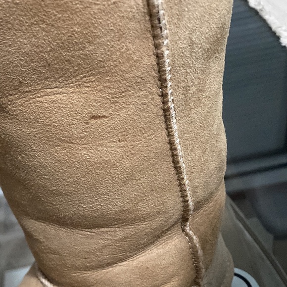 Size 8 Bailey button UGG boots - Picture 3 of 5